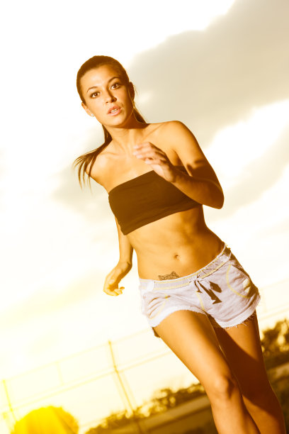 紫色日落奔跑的女孩图片下载