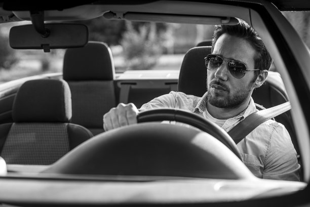 开着敞篷车的英俊富有男子（黑白）图片下载