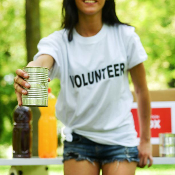 志愿者和罐头食品图片下载