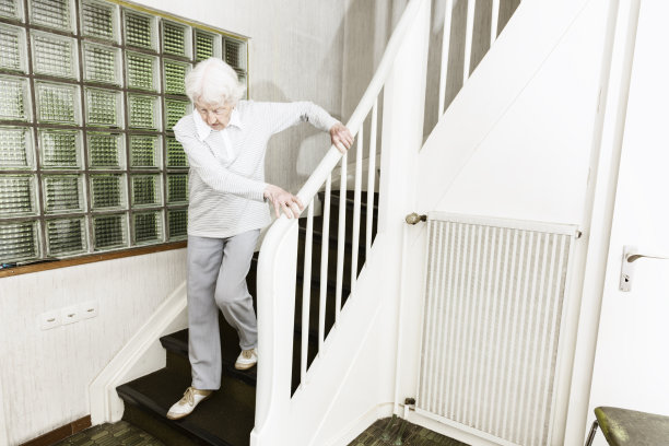 老妇人走下楼梯图片下载