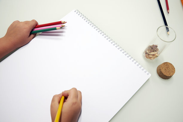 用铅笔记笔记。彩色图像图片下载