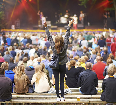 猜猜谁是她最喜欢的乐队…图片下载