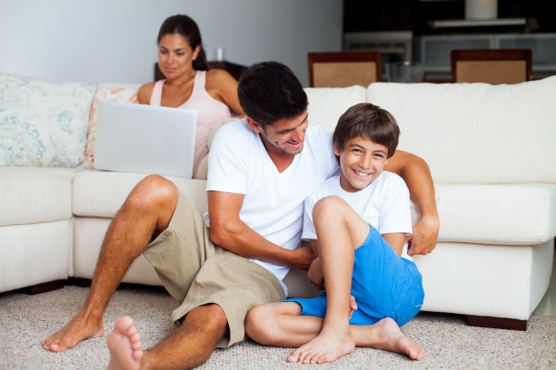 年轻的家庭在一起图片下载