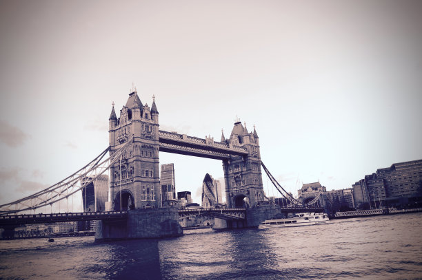 伦敦泰晤士河上的伦敦塔桥图片下载