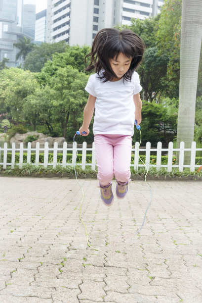 中国小女孩跳绳，香港公园，亚洲图片下载