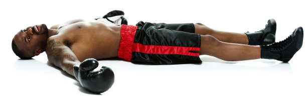 击倒了躺在地板上的拳击手图片下载