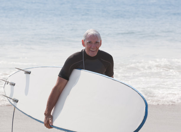 活跃的高级冲浪者图片下载