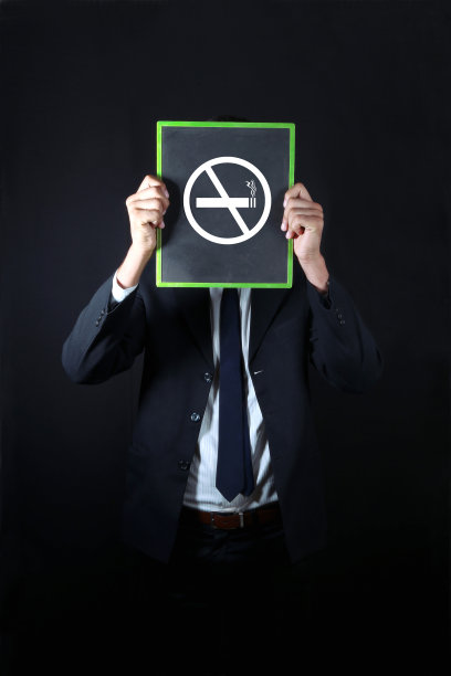 商人举着禁止吸烟的牌子图片下载