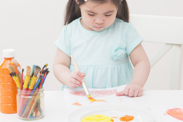 小女孩画图片下载