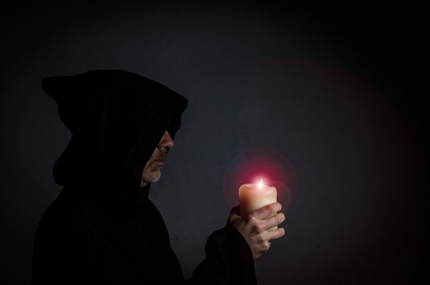 一个黑色僧侣的头像图片下载