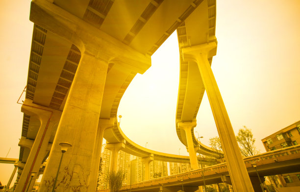 夕阳下的城市高架桥图片下载