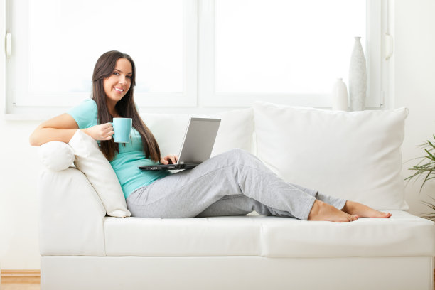 快乐的女学生喝着咖啡，用笔记本电脑工作图片下载