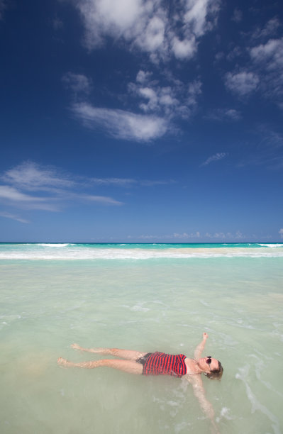 漂浮在加勒比海的女人图片下载