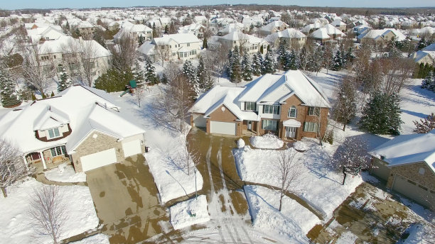 在暴风雪下美丽的社区房屋图片下载