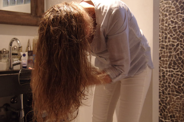 女人在梳理头发图片下载