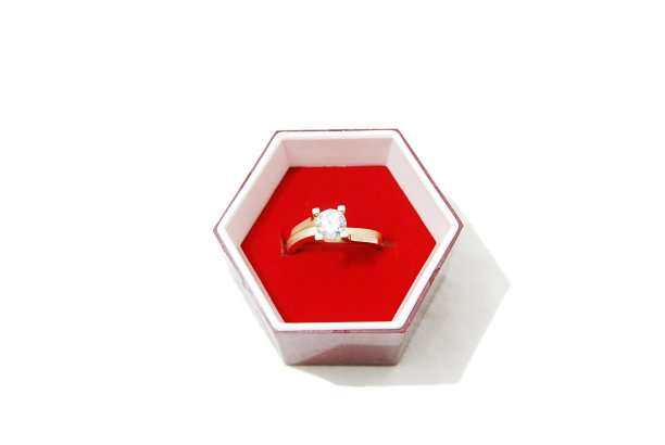 心形盒子里的钻石戒指图片下载