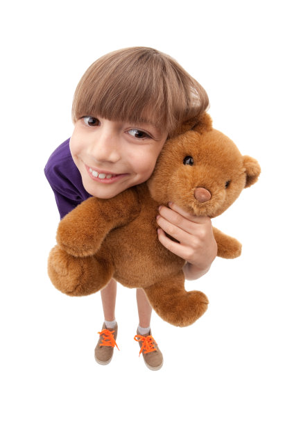 鱼眼男孩拥抱泰迪熊图片下载