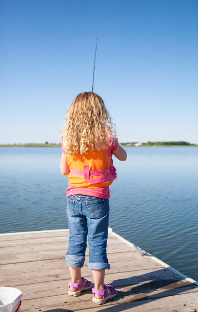 码头上钓鱼的女孩图片下载