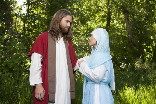 耶稣基督在和女人说话图片下载