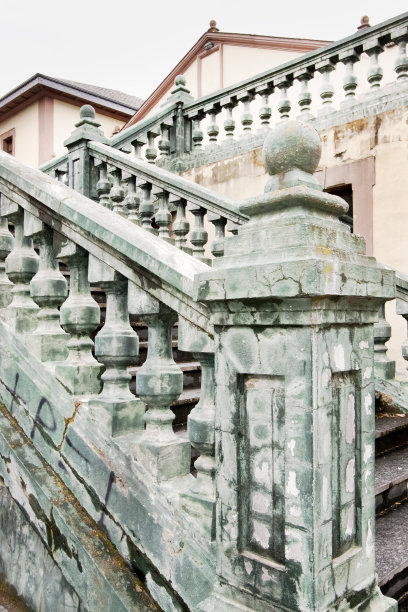 古老的栏杆和楼梯。图片下载