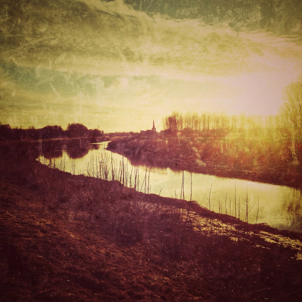 比利时梅赫伦附近的乡村冬季景观和日落时的河流图片下载