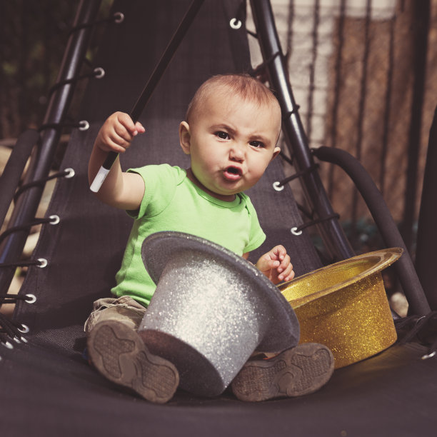 唵嘛呢叭咪吽!表情丰富的小男孩，带着魔杖和帽子。图片下载