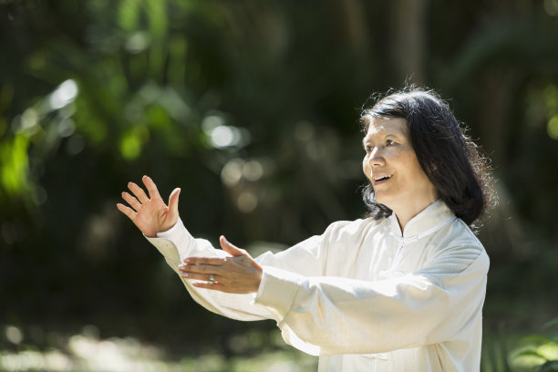 老奶奶在练太极图片下载