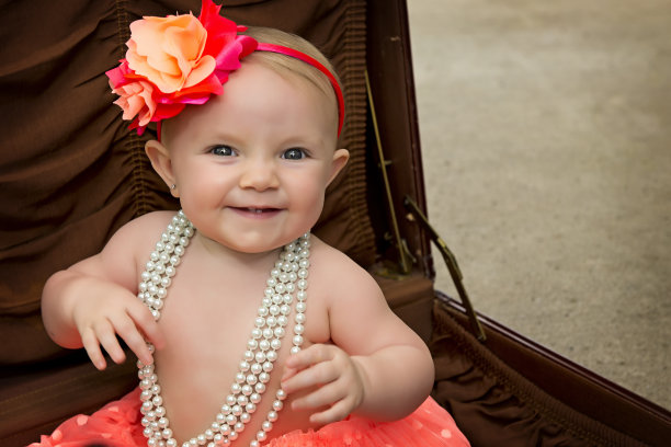 小婴儿在手提箱里微笑图片下载