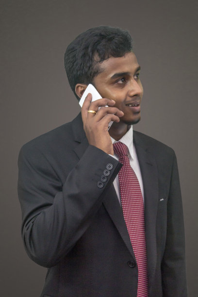 年轻的商人在打电话图片下载