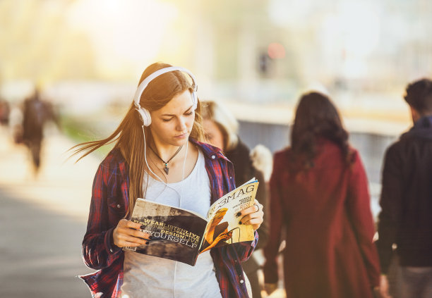 火车站上的青少年图片下载