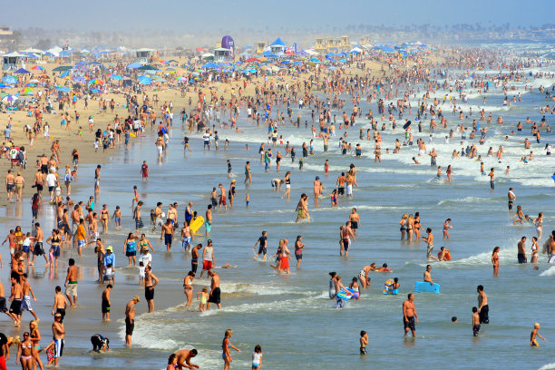 拥挤的夏季海滩图片下载