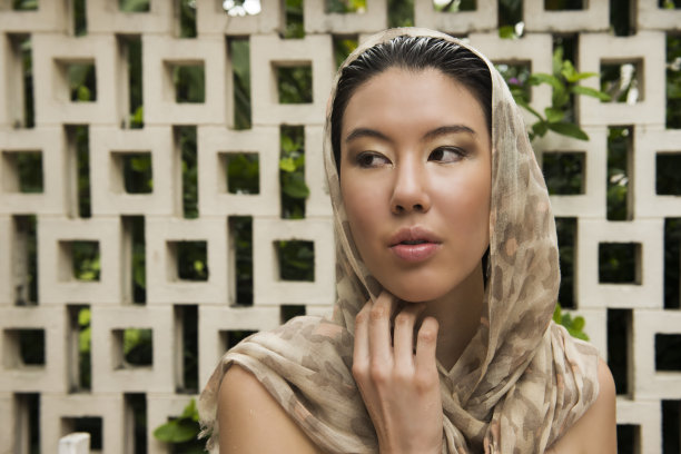 泛亚洲妇女戴头巾的肖像图片下载