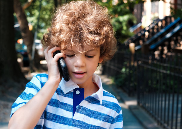 男孩在打电话图片下载