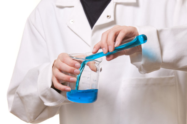 儿童将化学药品从试管倒入烧杯中图片下载