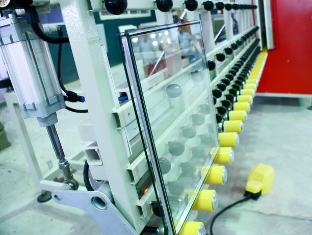 制造过程中制作双层玻璃的窗户图片下载