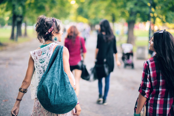 青少年放学后在公园里图片下载