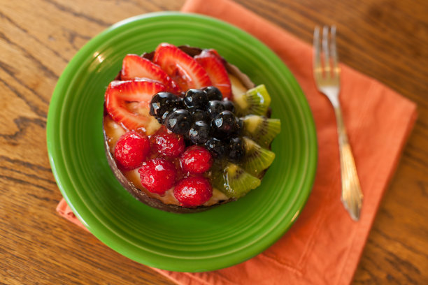 用盘子和叉子自制水果挞图片下载