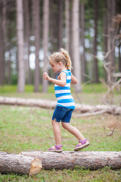 在原木上行走的女孩图片下载