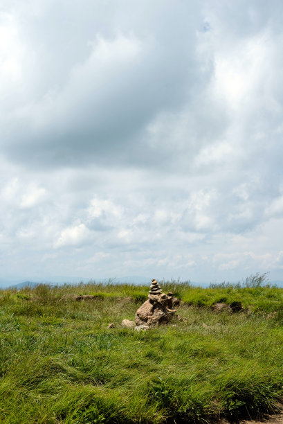 山顶的岩层图片下载