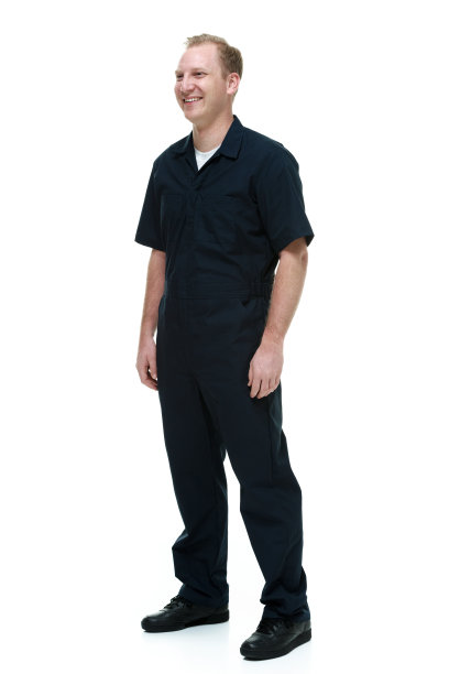 微笑的机械师站着，看着别处图片下载