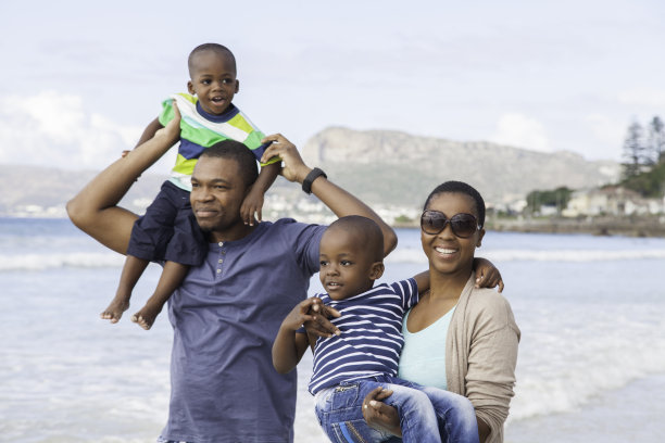非洲家庭在海滩上玩了一天图片下载
