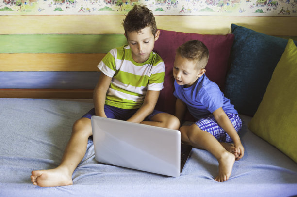 儿童使用的笔记本电脑图片下载