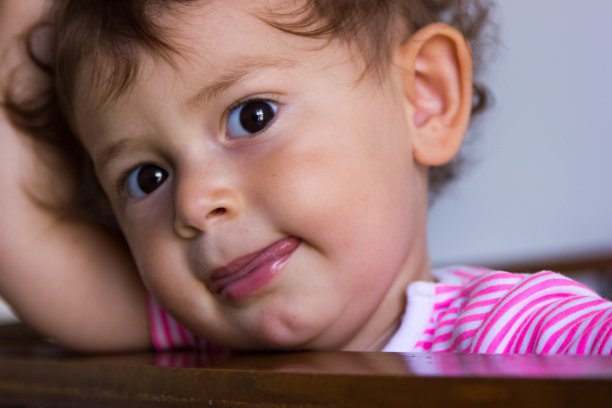 宝宝伸出舌头图片下载