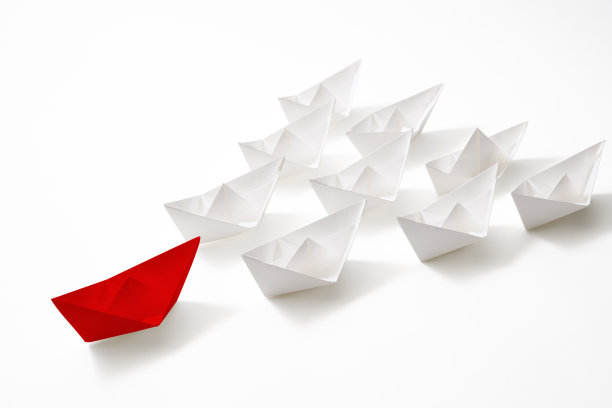 红色领导纸船护航在白色背景图片下载