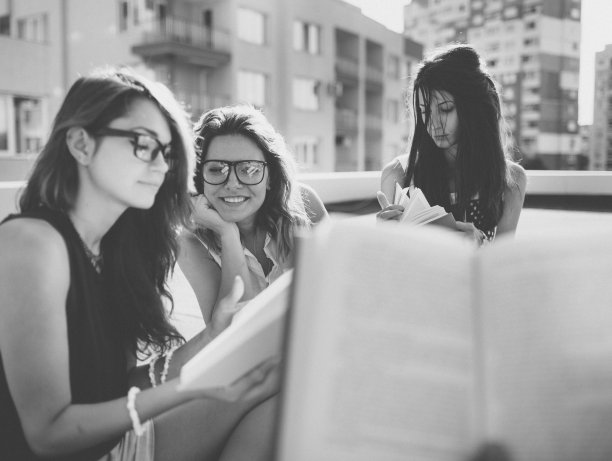 学生们在屋顶上看书图片下载