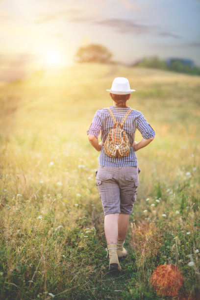 年轻女子要进入大自然图片下载
