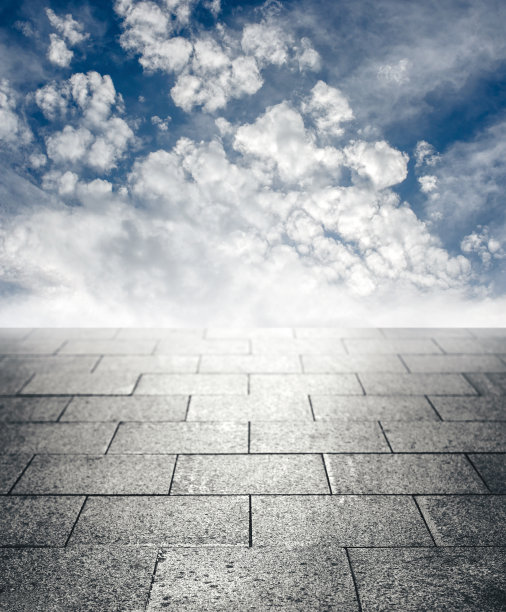 多云的天空和空荡荡的石头地面图片下载