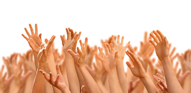 人群中年轻人双手、手臂高举，背景白茫茫图片下载