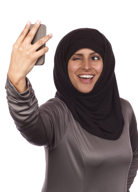 中东女性自拍并眨眼图片下载