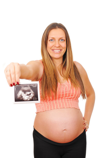 白人孕妇在孤立背景下的x光片图片下载